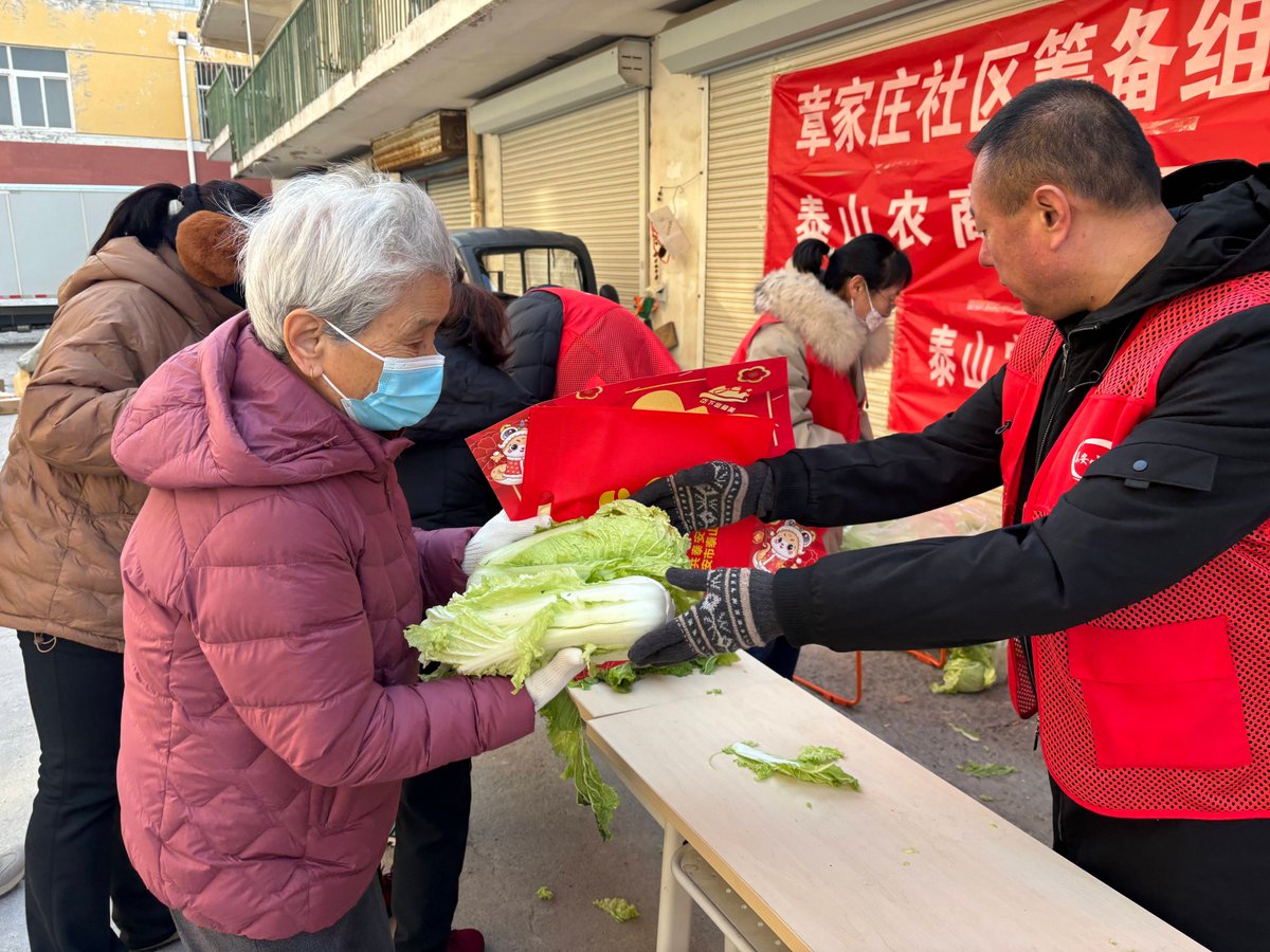 jackionassis's tweet photo. Had a meaningful Saturday volunteering at the local community food bank—packed 200 meal boxes for elderly neighbors in need. Small acts make a big difference! https://t.co/hhLfrQHcwD