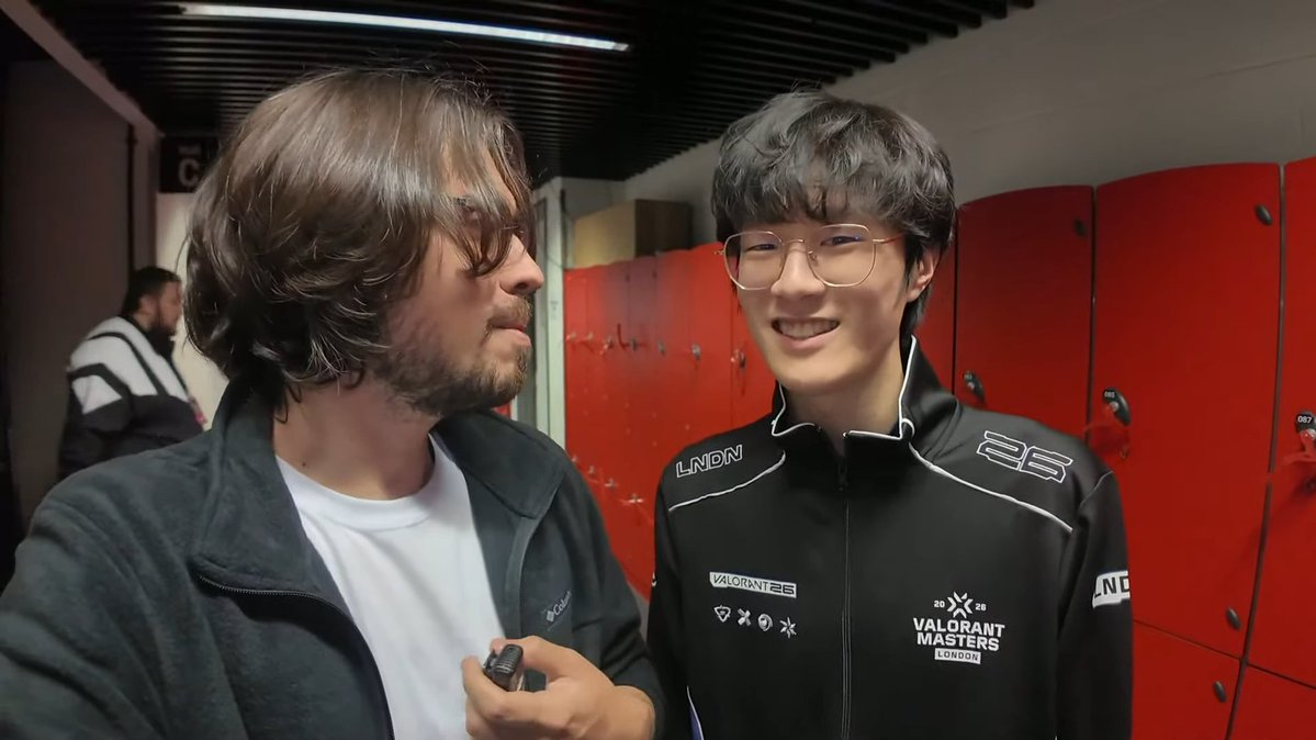 cerejamiau's tweet photo. o tamanho do sorriso que o Lysoar abriu quando o @TonelloTV citou o @lessvlr na entrevista KKKKKKKKKKKKKKKKK

LESS ELE QUER TROCAR JERSEY COM VOCÊ!!! https://t.co/jxCPVCz2j6