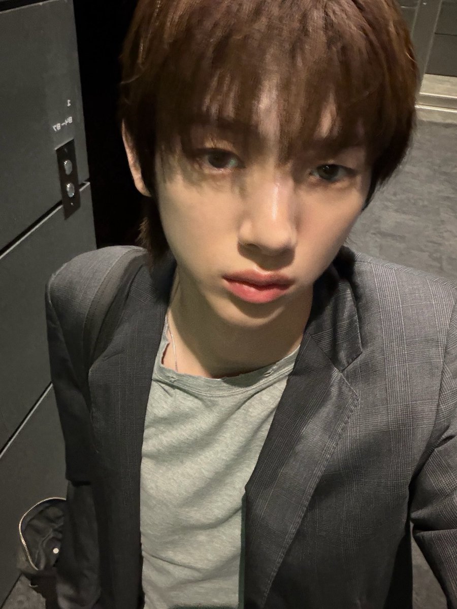 once0103_'s tweet photo. 이 착장으로 연습실 나오고 주차장까지 걸어가면서 셀카 몇장 찍었는지 솔직히 말해봐 https://t.co/23Aw3jMTuJ