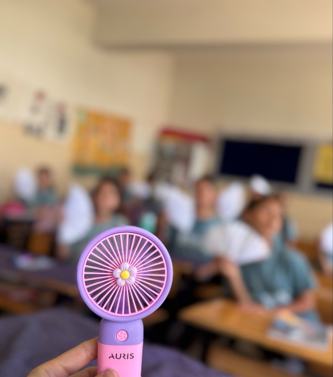 SemureAA's tweet photo. Antep’tesindir ve okullar hala kapanmamıştır ve  sınıfımızda klima yoktur ve kameralara yansıyan görüntümüz 🌸 https://t.co/zm3bP5oG7y