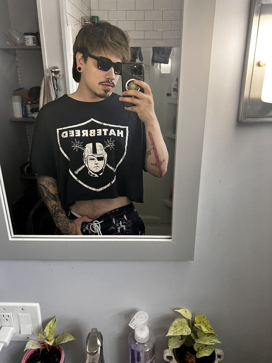 meat_oblivion's tweet photo. Its crop top season baby! Time to let this tummy BREATHE! https://t.co/Gy6miC3v44