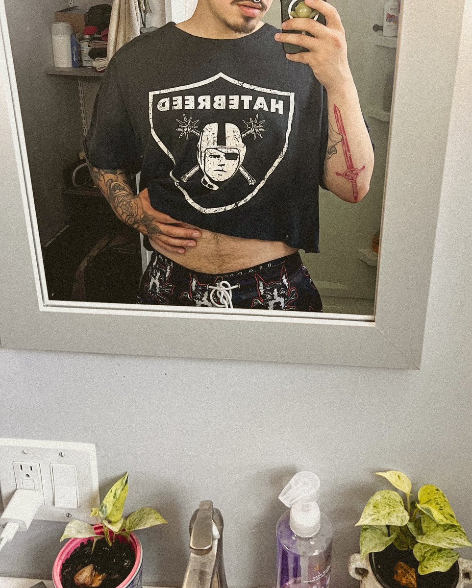 meat_oblivion's tweet photo. Its crop top season baby! Time to let this tummy BREATHE! https://t.co/Gy6miC3v44