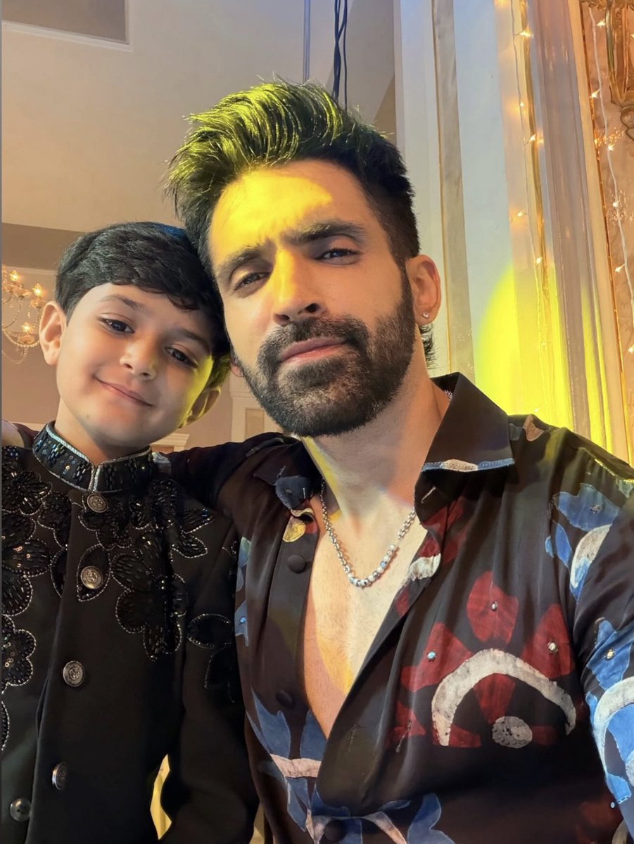 arjitanejaworld's tweet photo. And they already have such an awesome bond 🖤😉 Behind the scenes 📸 @arjitaneja 🎈♥️ DC & Vihaan
#ArjitTaneja #DrAarambhi #DC #Vihaan #DhruvChawla #OnSet https://t.co/yvYjGqNDqL