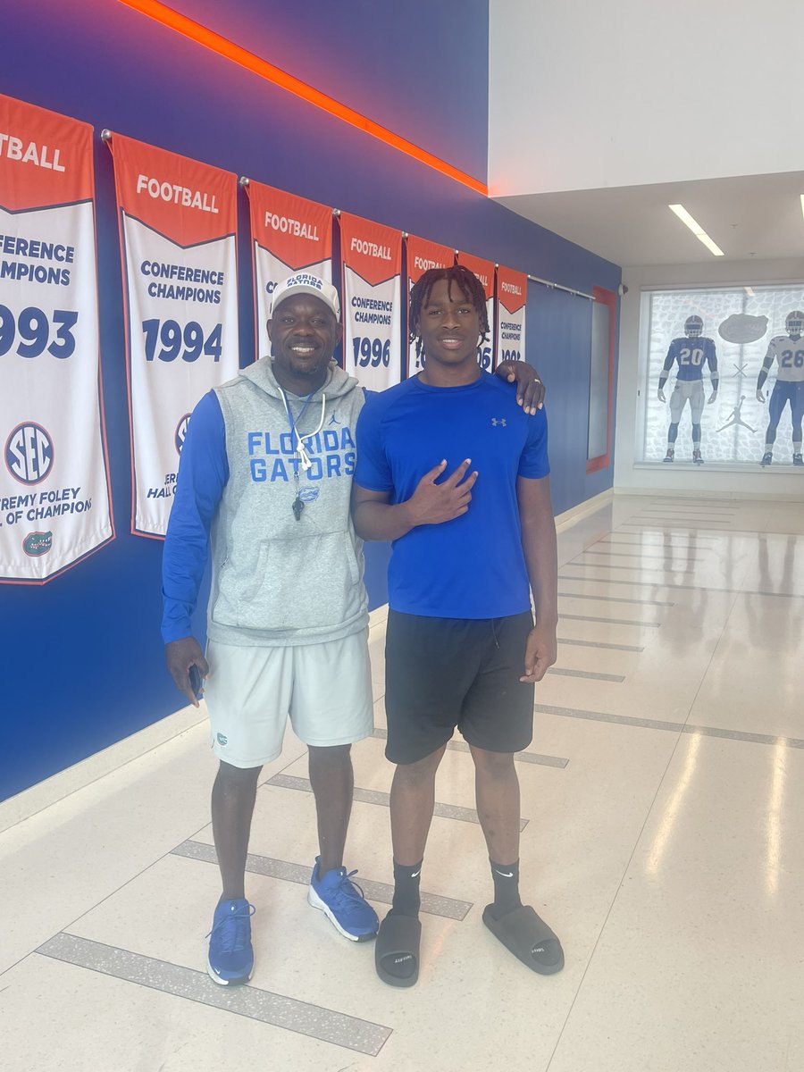 SacKingPredator's tweet photo. AGTG, after a great camp and conversation with @CoachBamHardmon  I’m blessed to receive a offer from @FloridaGators

 #GoGators 

@CoachWhiteFB @JoeHamilton__ @DeblasioJoe @Coach_Hyde @JermaineCarpent @TEP5252 @samspiegs @CKennedy247 @GPowersScout @KJ4ord @Blake_Alderman @GrahamHall @GatorsChris
