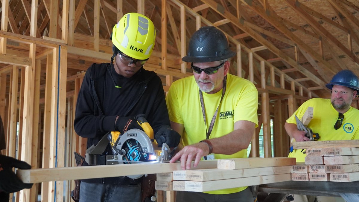 HenricoCTE's tweet photo. Our Summer Building Trades students are working on our House Project. One team is learning masonry and bricking in the foundation, and another team is learning how to frame. #HenricoCTE #LifeReady #Henrico More pics: https://t.co/ZrjyZCkbwP https://t.co/FJneBOZ7Hp
