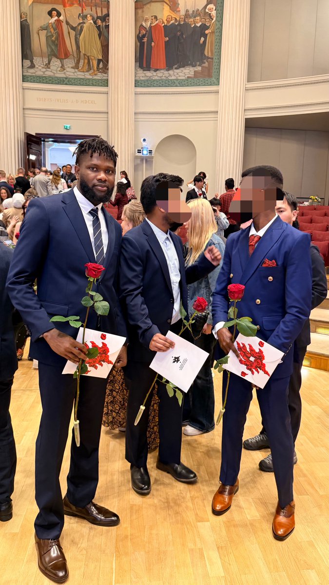 odus_king's tweet photo. I graduated from the best university 😎 https://t.co/GiLHP25Ctk