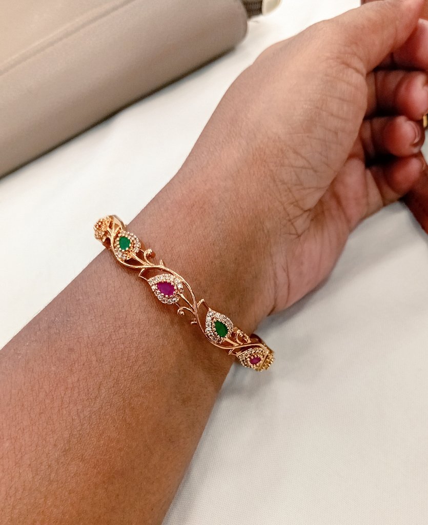 itz_radhi3's tweet photo. #Bangle 😍😍😍 https://t.co/WunF1VYp5O