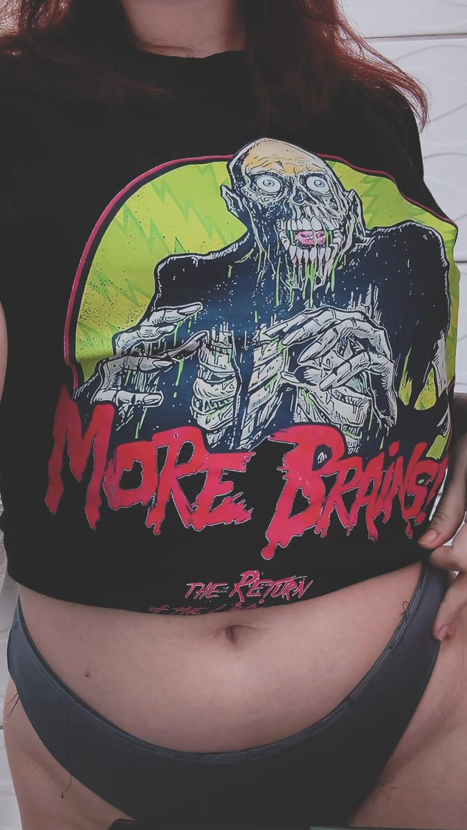 FDacake's tweet photo. Eu amo minhas camisetas de filmes de terror 🤏 https://t.co/Atd2pNLRGk