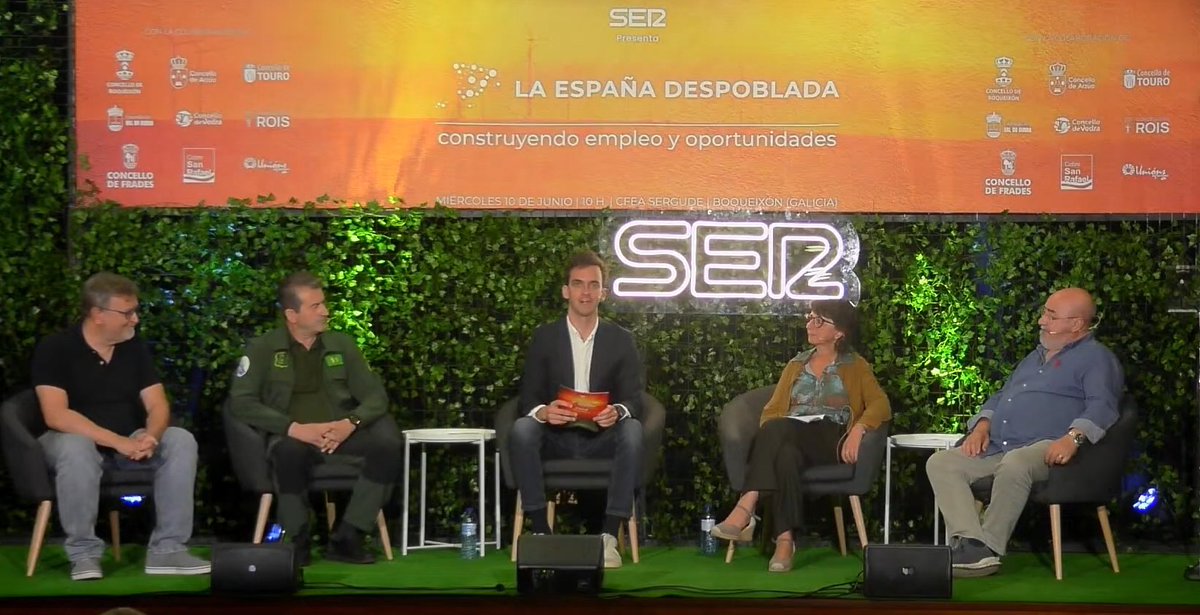 jpicos13's tweet photo. Hoy participé en el programa de la #EspañaDespoblada de @SerGalicia @La_SER para analizar, entre otros aspectos, la interacción entre @IncendiosForestales y las dinámicas demográficas. 🔥👩‍👩‍👦‍👦 https://t.co/m2GsTQxyeT