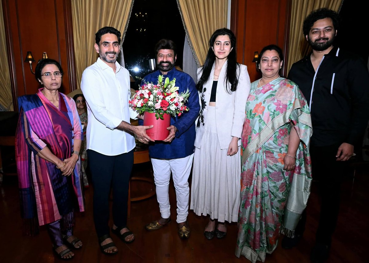 TummalaChan's tweet photo. కుటుంబసభ్యుల నడుమ పుట్టినరోజు వేడుకలు చేసుకున్న బాలయ్య...
#BalakrishnaNandamuri #HappyBirthdayNBK https://t.co/GZ6lN12424