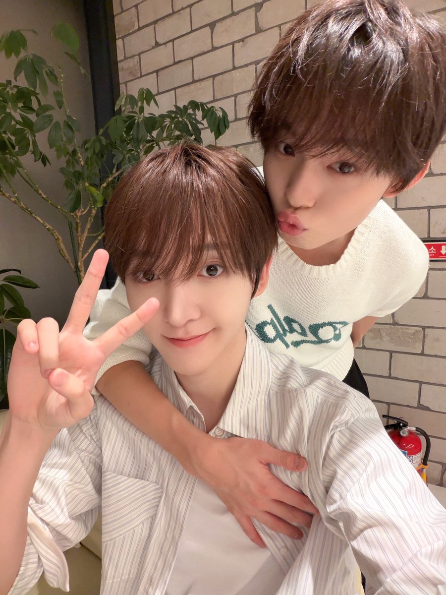 bnyykit's tweet photo. 이 사진들의 공통점이 두 가지가 있는뎁쇼
하나는 보시다시피 연상의 뽀뽀이고
나머지 하나는…….

둘 다 뽀뽀 받는 애가 올린 사진이란 겁니다
ㄴ너무무서워 https://t.co/xMwL6fpQFT