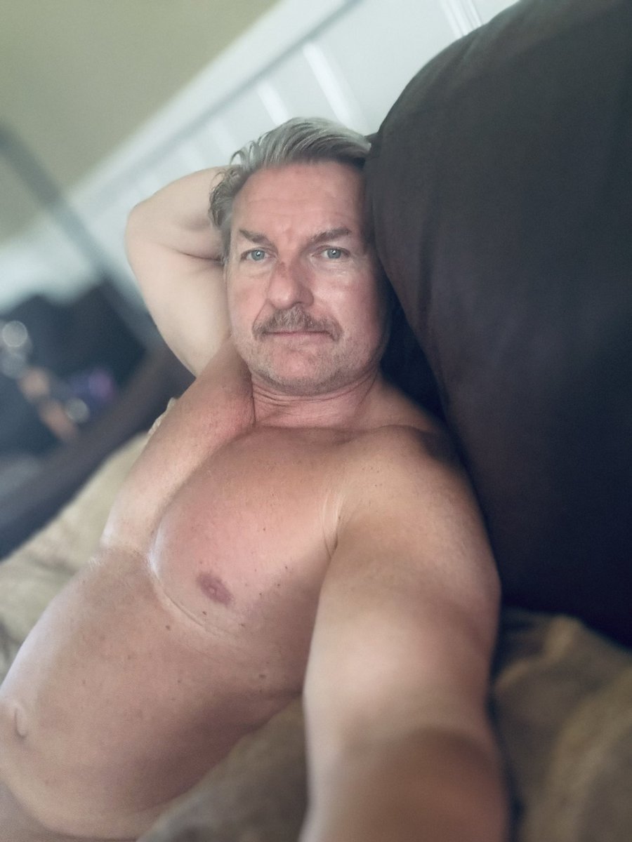 Russell_Writer's tweet photo. Being creative wears me out ✍️🤓😏
#writer #filmmaker #bodybuilder https://t.co/svKkG5Yjsf