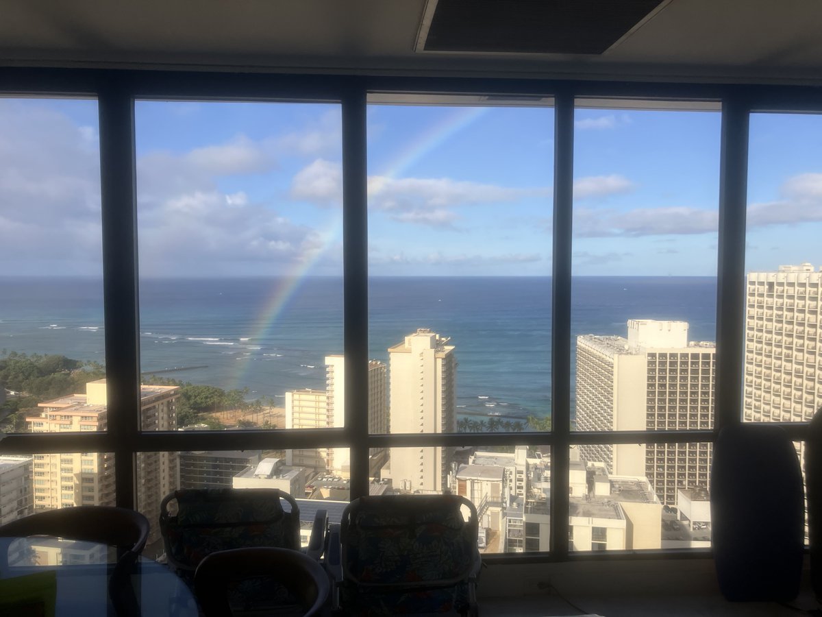 suidousora's tweet photo. 奴隷に叩き起こされる、57歳👴
今朝もレインボーから始まる🌈
奴隷曰く、毎朝出ているらしい💦

庶民だとコレらで精一杯🎁 https://t.co/NYakTBQUof