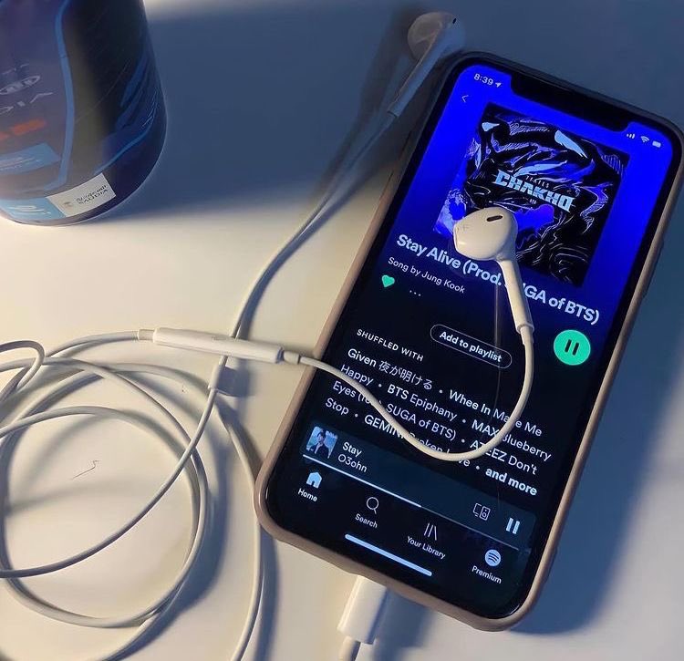 aulineboards's tweet photo. the beauty of wired earphones <2 https://t.co/7XyYT5vInz
