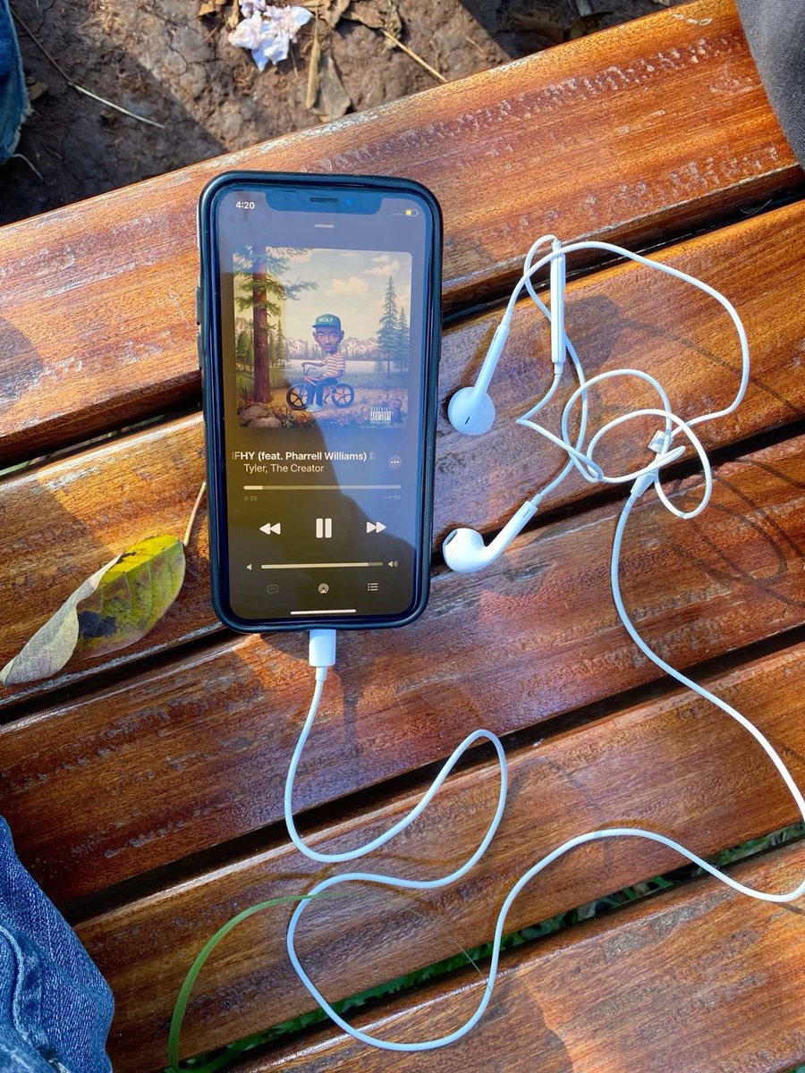 aulineboards's tweet photo. the beauty of wired earphones <2 https://t.co/7XyYT5vInz