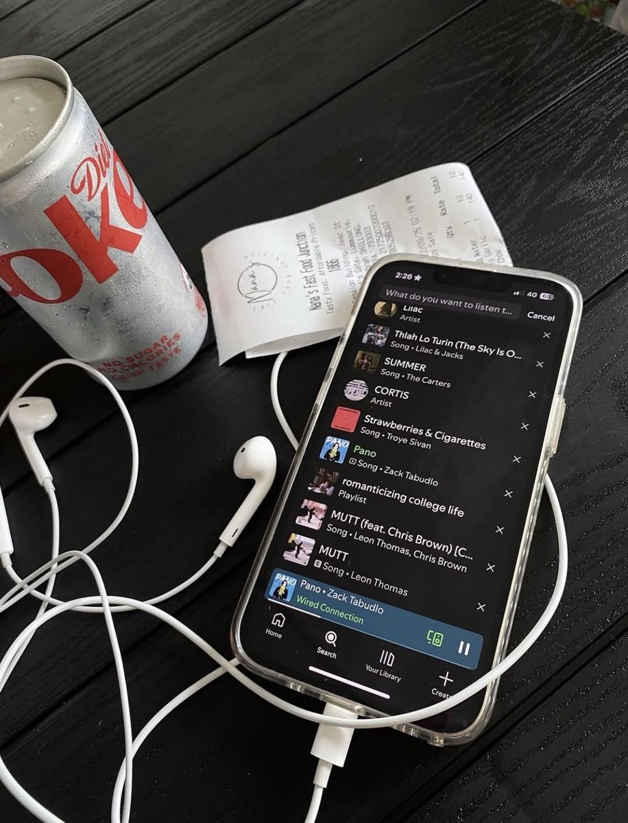 aulineboards's tweet photo. the beauty of wired earphones <2 https://t.co/7XyYT5vInz