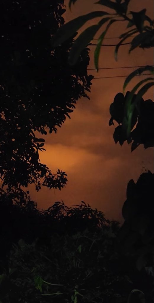 ganeshkg2002's tweet photo. What is this phenomena happening in sky
Anyone explain https://t.co/WxDrDF3SV6