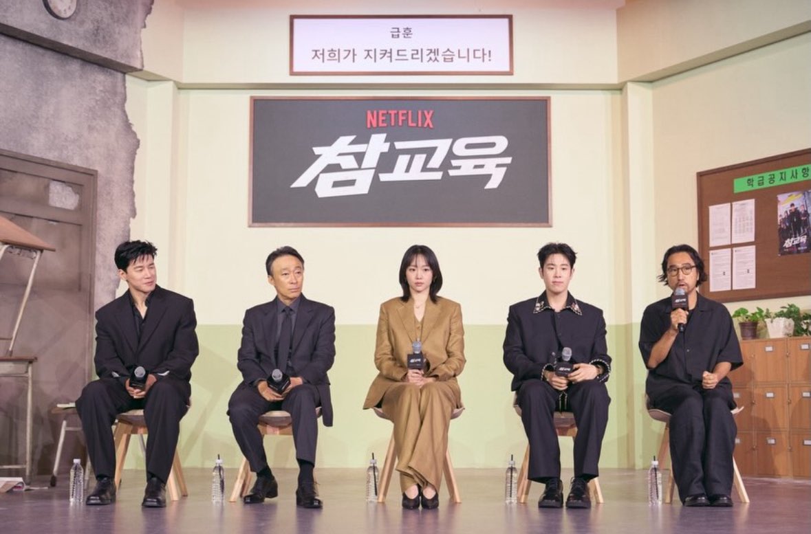 UnitedAsk's tweet photo. 10/10 SELESAI

Salah satu series terbaik tahun ini. Dari episode awal langsung dar der dor dan gak bertele-tele. 10 episode hadir dengan kasus yang berbeda-beda. 

Satu hal yang paling menarik dari drama ini adalah rasa puas pas ngeliat para pelaku akhirnya mendapat ‘pendidikan’ yang setimpal. Pantes banyak yang bilang kalo series ini adalah ‘Taxi Driver’ tapi versi dunia pendidikan.

Secara keseluruhan, ‘Teach You A Lesson’ bukan cuma drama sekolah biasa. Ada aksi, emosi, dan kritik sosial yang dikemas dengan cukup ciamik. 

Na Hwa-jin, Pak Choi, MBG Im Han-rim🥰, dan Bongsa, kalian kece parah! Bisa kali kalo mau lanjut Season 2🤭

#TeachYouALesson