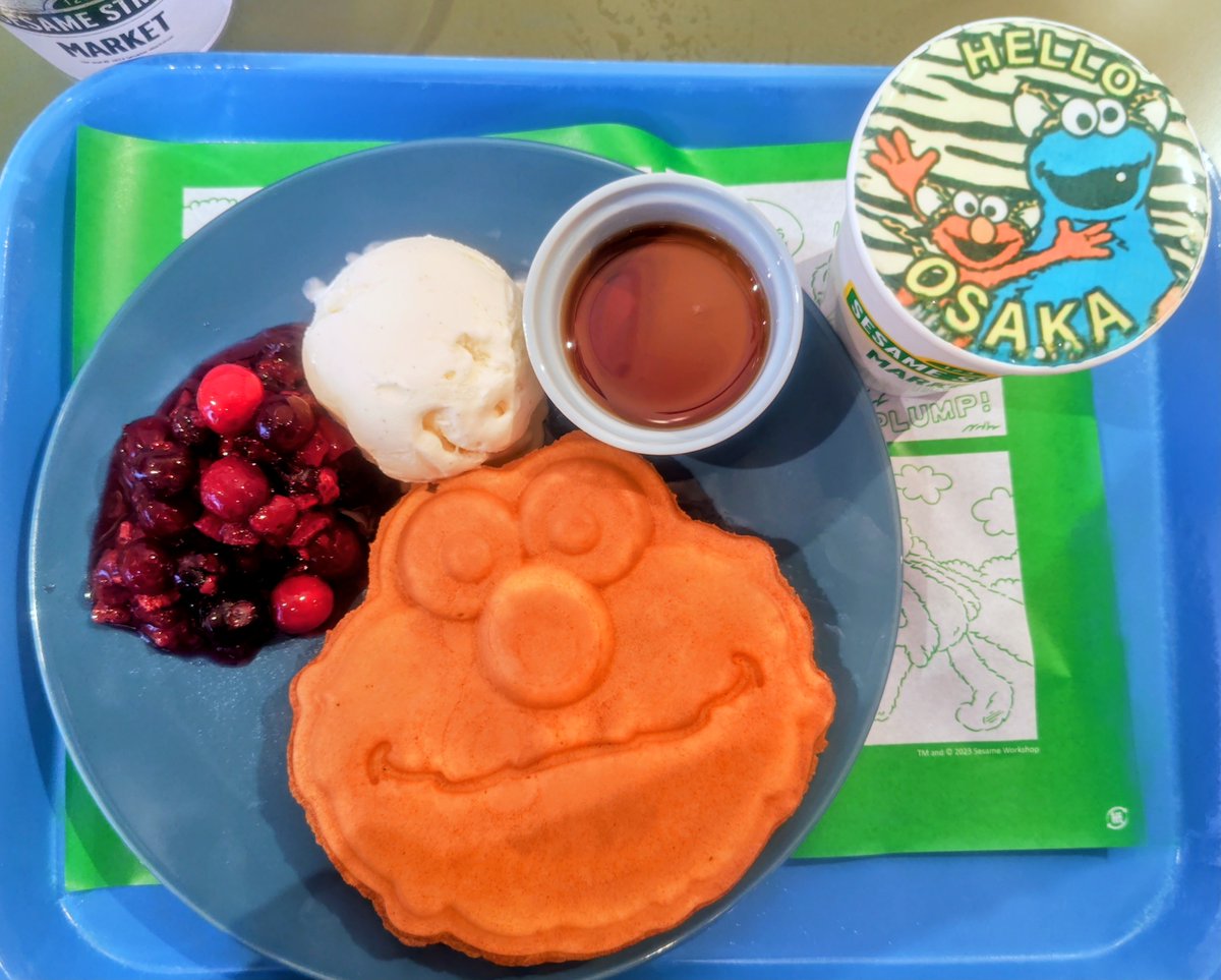 farewellmo's tweet photo. 平日昼にワッフル(ベリー🍓)と大阪限定のアートラテ☕エルモとアビーのドーナツは持ち帰り🍩ピンクレモネードってなんやねんっておもてて食べてもよくわからなかった🤭日曜夜にクリームソーダのエルモと↓のチョコミントのアイス🍨かわいくて美味しかった🥰他にオススメメニューあったら教えてください https://t.co/oqvub7e0QP