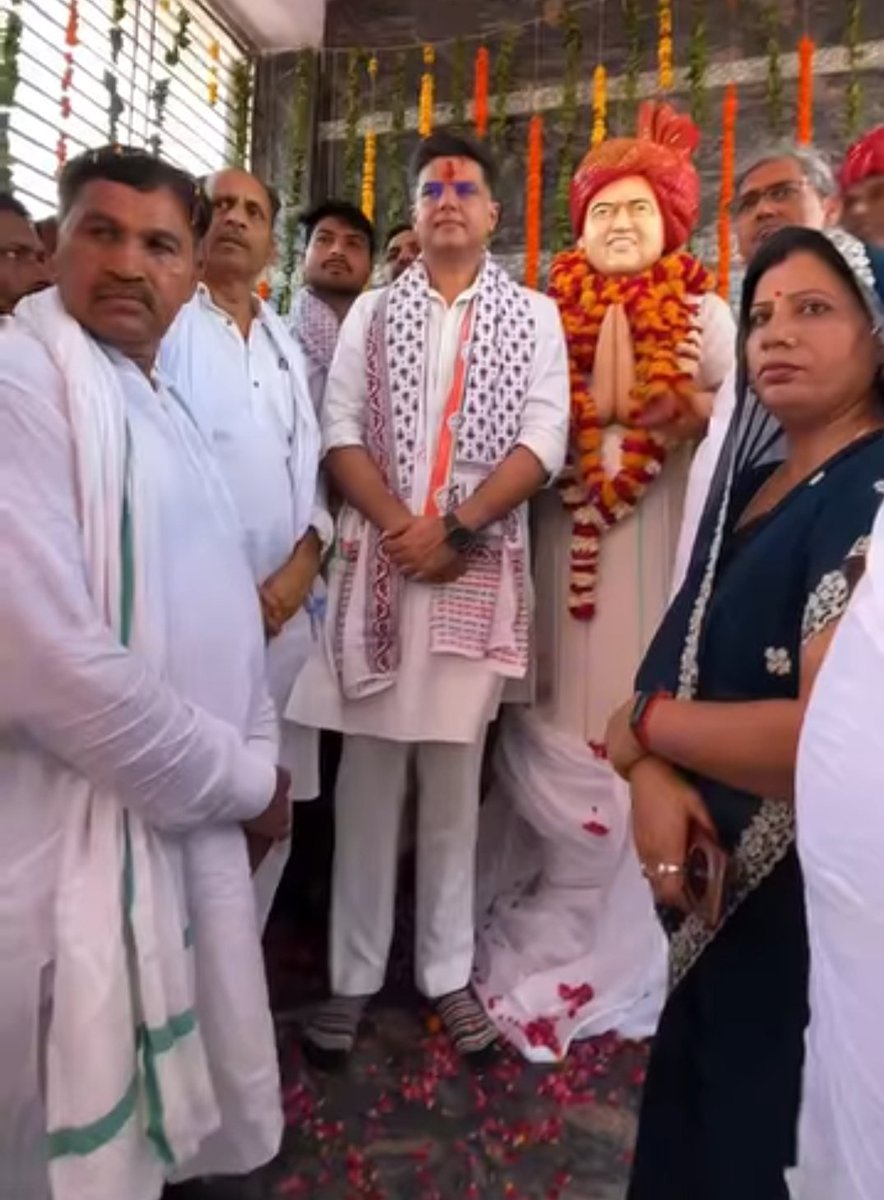 Anitajatavmla's tweet photo. आज सकरघटा, जिला करौली में पूर्व उपमुख्यमंत्री आदरणीय श्री सचिन पायलट जी के साथ पूर्व केंद्रीय मंत्री स्व श्री राजेश पायलट जी की मूर्ति अनावरण कार्यक्रम में शिरकत  की ।

इस अवसर पर उन्हें श्रद्धापूर्वक नमन करते हुए अपनी भावभीनी श्रद्धांजलि अर्पित करती हूँ। https://t.co/YWZ6e3FSGj