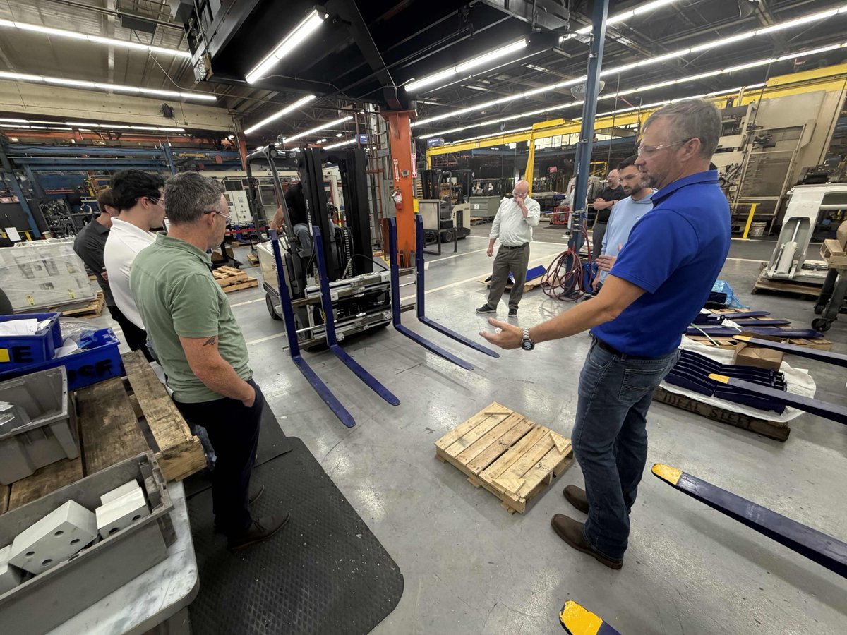 CascadeCorp's tweet photo. Teamwork in action! Our recent product training at Cascade World Headquarters in Portland, Oregon brought together customer service, sales, and engineering teams to learn, collaborate, and spark new ideas for the future.

Thank you to everyone who joined and contributed! 🌟 https://t.co/aaZBc57tW1