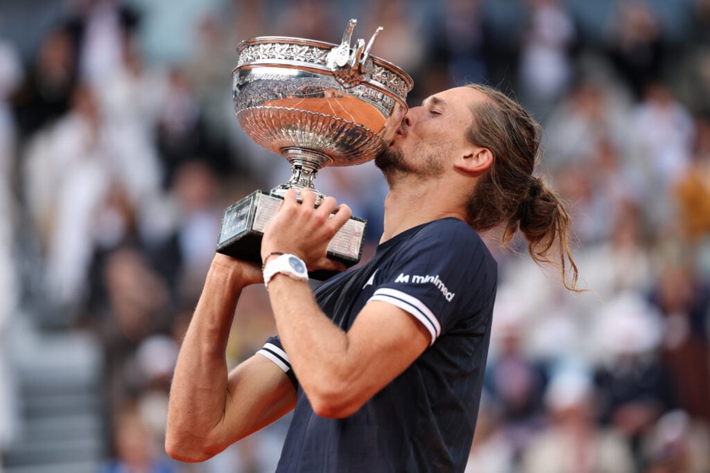 tennisarab25's tweet photo. باتريك موارتوغلو: أهم تحولين في اسلوب زفريف جعلاه بطلا للغراند سلام هو أنه تغلب على معضلة الاخطاء المزدوجة في الإرسال و أيضا تحول تمركزه حيث كان يقف خلف الخط الخلفي ب 3_4 أمتار و بينما اليوم أصبح بالقرب من الخط الخلفي و يصل بسرعة للكرات القصيرة مع إرسال رائع لهذا حقق اللقب https://t.co/0klKJM8zzA