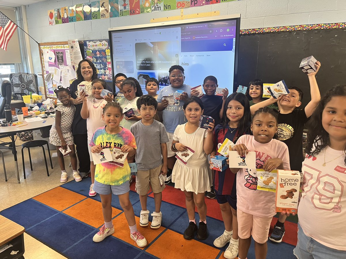 Alex_in_Japan_'s tweet photo. Field Day was a blast! Tried to wrap up the WordTeasers &amp; Homefree party but most kids had already left. When we finally did it, it was great lots of laughs, cookies disappearing, and each class picking a trivia deck.
@Tryazon @WordTeasers @HomeFreeCookies https://t.co/Lh8gYxlAUm