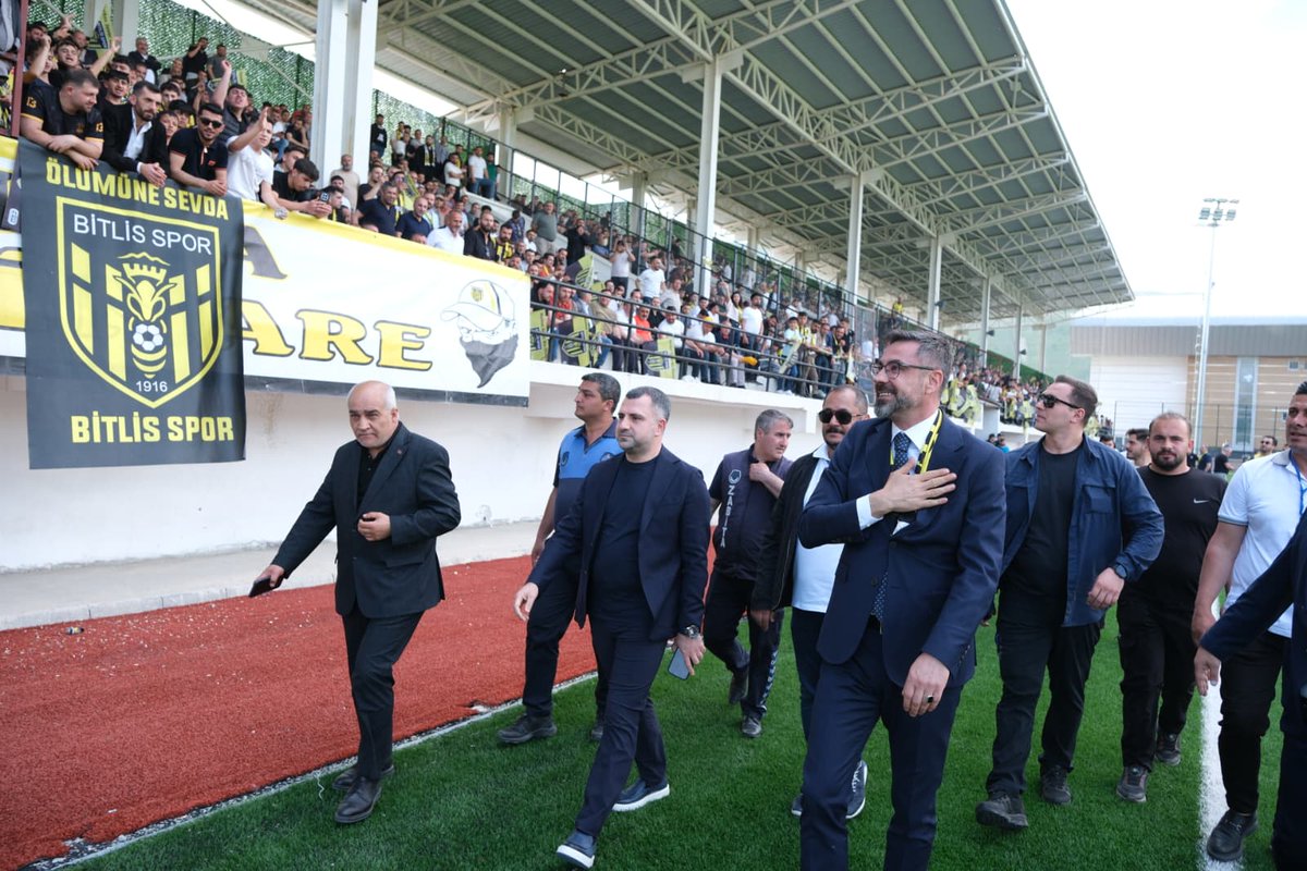 Ntanglay's tweet photo. MUHTEŞEM OYUN, MUHTEŞEM TAKIM, MUHTEŞEM TARAFTAR! 💛🖤

Bitlis Sporumuz, Bölgesel Amatör Lig Play-Off Yarı Final karşılaşmasında Hakkari Zap Spor’u kendi sahasında 2-0 mağlup ederek 3. Lig yolunda adını finale yazdırdı.

Sezon boyunca büyük bir emek ve mücadele ortaya koyan futbolcularımızı, teknik heyetimizi ve kulüp yönetimimizi gönülden tebrik ediyorum.

Bugün uzatmalara giden yarı final karşılaşmasında 120 dakika boyunca takımımızı büyük bir coşku ve inançla destekleyen taraftarlarımıza ve tüm hemşehrilerimize ayrıca teşekkür ediyorum.

Şimdi final zamanı! İnşallah hep birlikte 3. Lig hedefine ulaşacağız.