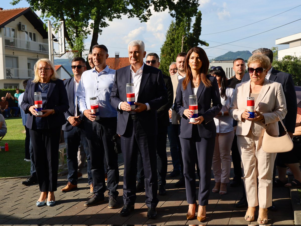 FilipovicD_'s tweet photo. Sanja Garić. Milan Garić. Dragan Ramljak. Dražen Čečura. Boris Antičević. Sanja Križanović. Augustina Grebenar. Velimir Grebenar. 

Na današnji dan, ovih osam mladih života zauvijek je ugašeno napadom Armije RBiH na hrvatsku djecu u Vitezu - tijekom onoga što je trebalo biti primirje. 

Prošlo je 33 godine od ovog stravičnog djela. 33 godine od užasavajućeg zvuka ispaljene granate koji je prekinuo zvuk nevinog dječjeg smijeha. 33 godine nezamislivog roditeljskog bola. 33 godine oplakivanja i traženja pravde.

Pred ovim teškim činjenicama, kao pojedinci i društvo, ponizno poginjemo svoju glavu, vječno noseći spomen na patnju i stradanje koje se nije moralo i nije smjelo dogoditi. Istina i pravda temelji su na kojima društvo mora počivati - društvo u kojemu monstruozna smrt osmero nevine djece ne prolazi nekažnjeno, kamoli desetljećima.

Vaša imena nikada neće biti zaboravljena. Počivali u miru Božjem. 🕊️