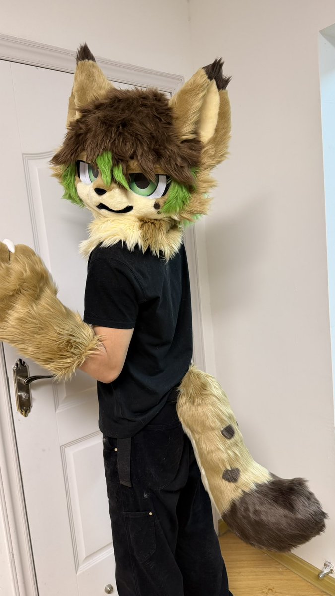 Rum13Rum's tweet photo. The little green details and soft fur are chef’s kiss.
Can’t wait to bring this boy to more cons and photoshoots soon!
Tag a friend who’d want to boop his snoot 
😍🥰😍

#furry #fursuit #fursuithead #fursona #furryart #kemono #furryfandom https://t.co/9TSjKdHKgI