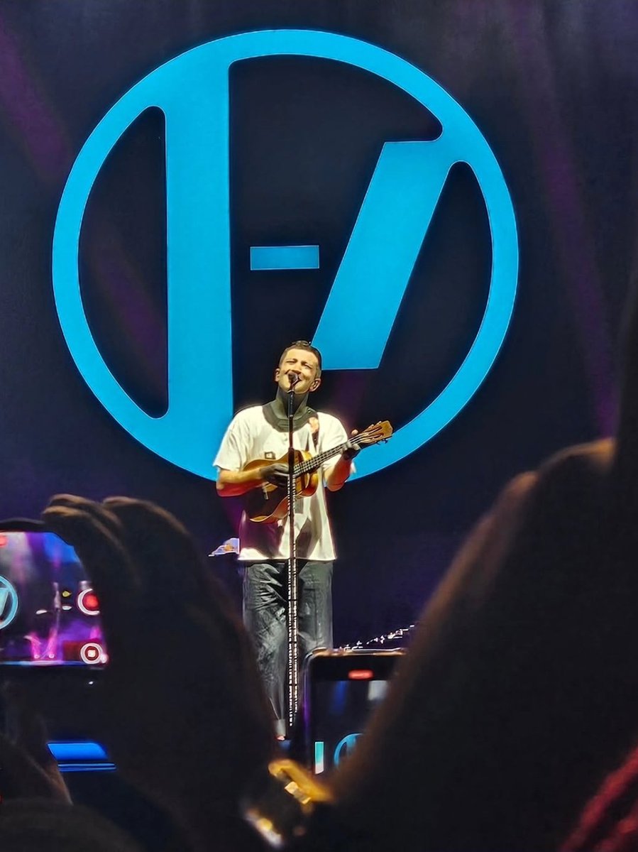 GioMorgs's tweet photo. Em 2018 eu pedi para a minha mãe trocar o preço da minha formatura por um ingresso do lolla para ver eles, acabei sem nenhum dos dois pq ela mentiu dizendo que ia ver e nunca viu

Agora estou indo no segundo show deles em menos de 2 anos. Queria mostrar isso para a pequena Gi... https://t.co/E87LSil6L8