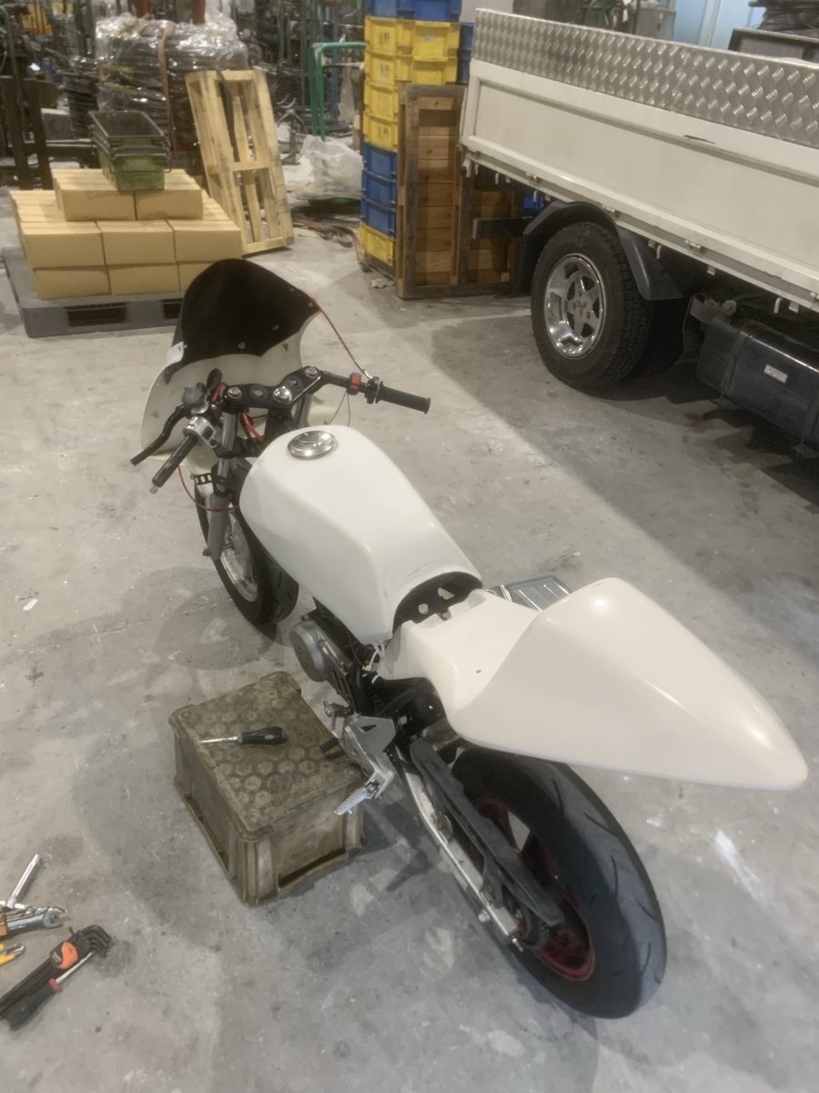 DfiYo0's tweet photo. 納車されました。バイク知り初めで憧れたエイプをこんな形で乗るとは。これも片腕仕様に。毎度協力してくれる周りに感謝！！ https://t.co/Bk5CKBgvHm