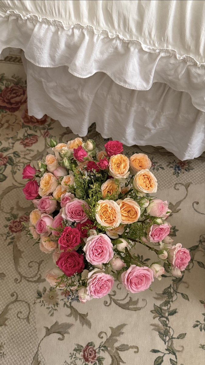 khadaj33's tweet photo. منظر الورد بغرفتي غرامي🌷🌷🌷🌷 https://t.co/VjQFTVR3AF