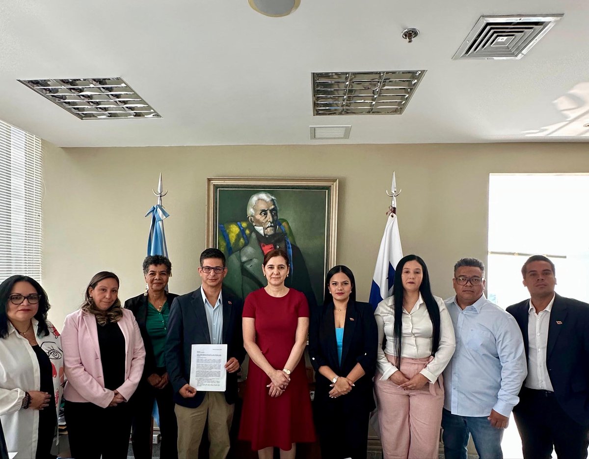 MundoConVzla's tweet photo. 📍Embajada de Argentina en Panamá

🇦🇷🇵🇦

Genuinos aliados de la libertad, consignamos un documento solicitando se sumen a la petición de cientos de familias que hoy obedecen el horror de su familiar secuestrado en condiciones inhumanas. Todos pedimos #CIDHEnVzlaYa ‼️ https://t.co/297v4hYmZ1