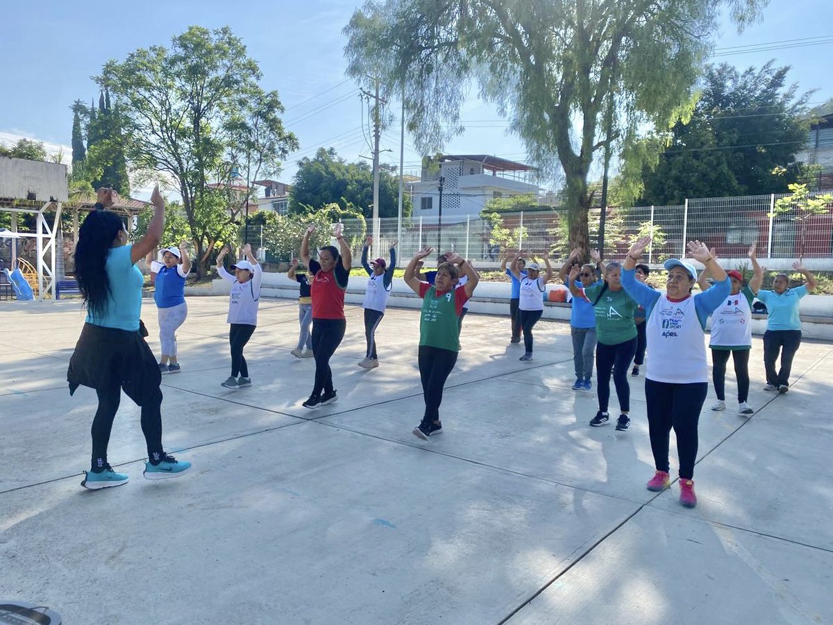S50092Elizabeth's tweet photo. 🚦🚦semáforo deportivo🚦🚦
Seguios promoviendo la activación física en la poblacion Oaxaqueña. 
Ex Hacienda Deportiva El Rosario 📿 San Sebastián Tutla 
Promotora Deportiva 
Elizabeth Santiago Villalobos 
@FundacionAHHO 
@FAHHdeporte 
@alfredoharphelu 
@SanVillalobo_S https://t.co/vm3pABeWGt