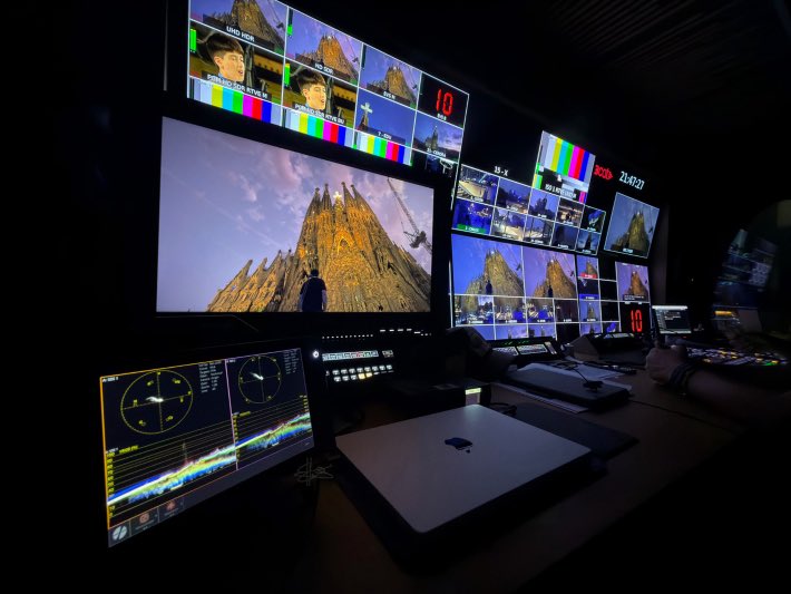 dmimjim's tweet photo. La retransmisión de la Sagrada Família producida por 3Cat apuesta por una estética cinematográfica en directo, tecnología Cinema Live y un despliegue poco habitual en este tipo de eventos. Demostración de cómo la televisión en directo sigue encontrando nuevas formas de emocionar. https://t.co/XEXQSKPDTi