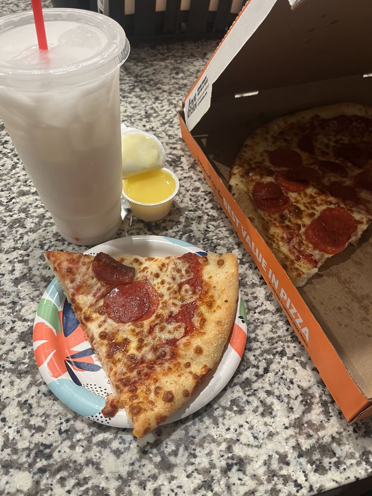 Madeola7's tweet photo. Did you know Americans eat pizza when they are broke, but Nigerians eat it when they get paid https://t.co/NW5ZPTIOZ6