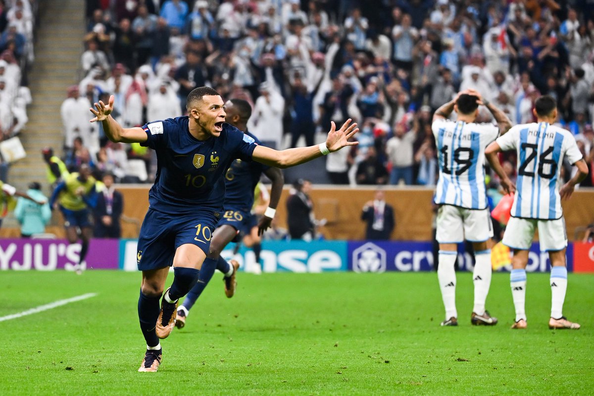 _BeFootball's tweet photo. Est-ce que Kylian Mbappé 🇫🇷 peut TAPER son record de 8 buts sur UNE SEULE Coupe du Monde selon vous ?🌍😳

Sachant que la France peut jouer, au mieux, 8 matchs. 

▫️2018 : 4 buts
▫️2022 : 8 buts https://t.co/pidt4BPc55