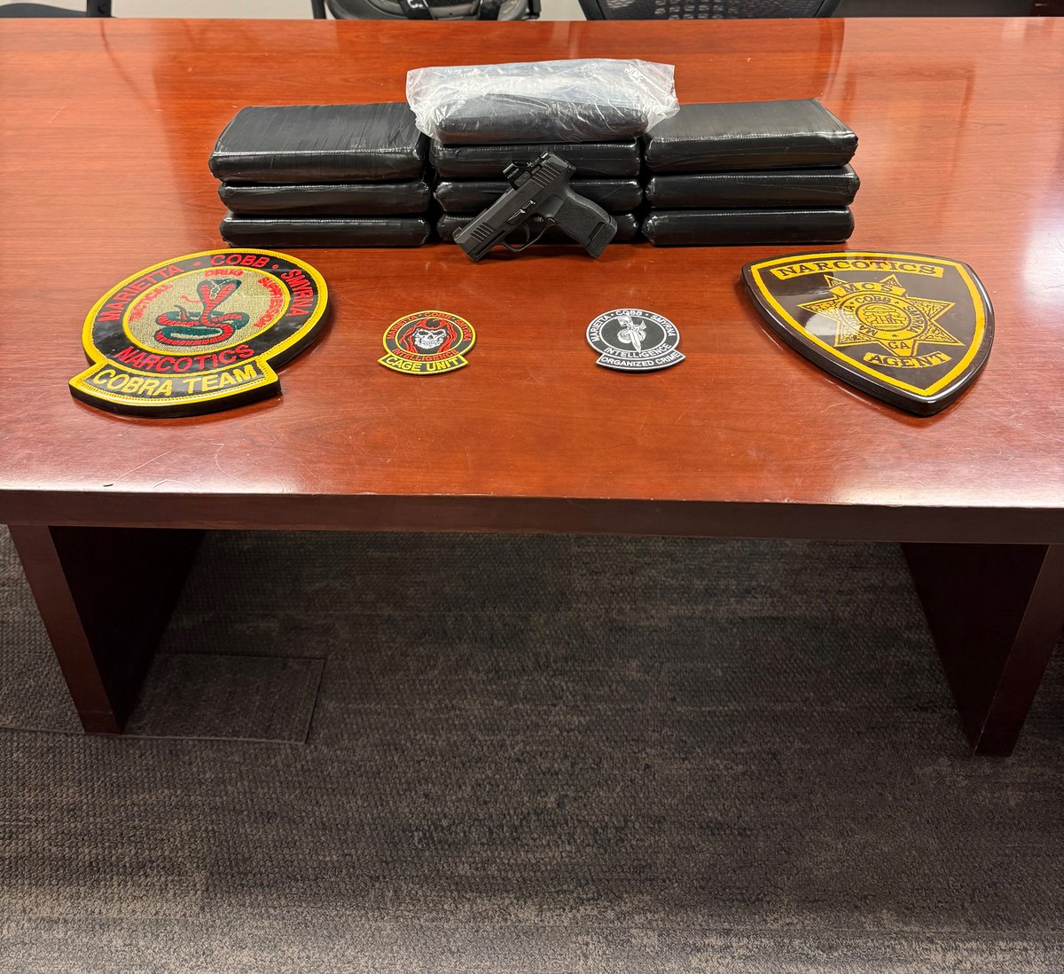 CobbSheriff's tweet photo. 🚨 SEIZED 🚨
More than 25 pounds of fentanyl worth an estimated $1.65 million is off our streets following a month-long MCS Narcotics investigation.
Agents recovered fentanyl and a firearm during a traffic stop in Cobb County.
#CobbSheriff #FentanylAwareness #PublicSafety https://t.co/f3I2m2vpm1
