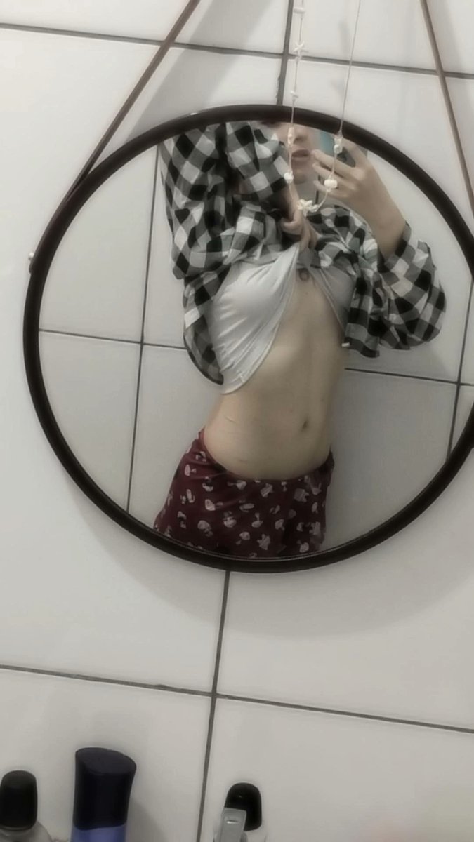 uselessph4ntom's tweet photo. Bom dia eu amei essa foto, mesmo menstruando e inchado essa foto me deu autoestima. https://t.co/VIiaP4bxcI
