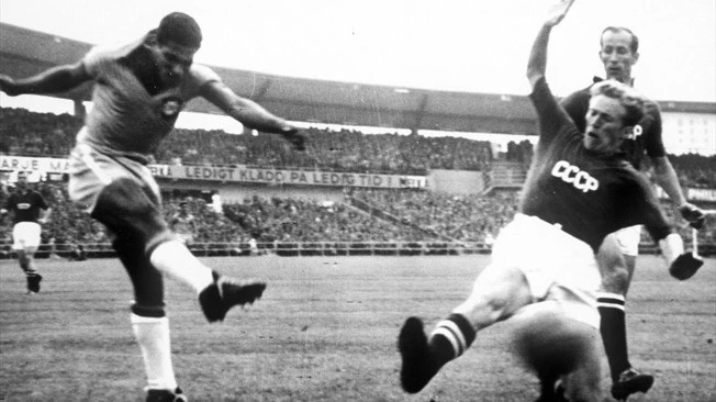 Zhungarian's tweet photo. @futnostalgico Quem poderia imaginar que o desmilinguido Garrincha iria triturar o futebol científico da poderosa URSS?

Garrincha é até hoje lembrado pelos então soviéticos. https://t.co/qO2FeTEEjo