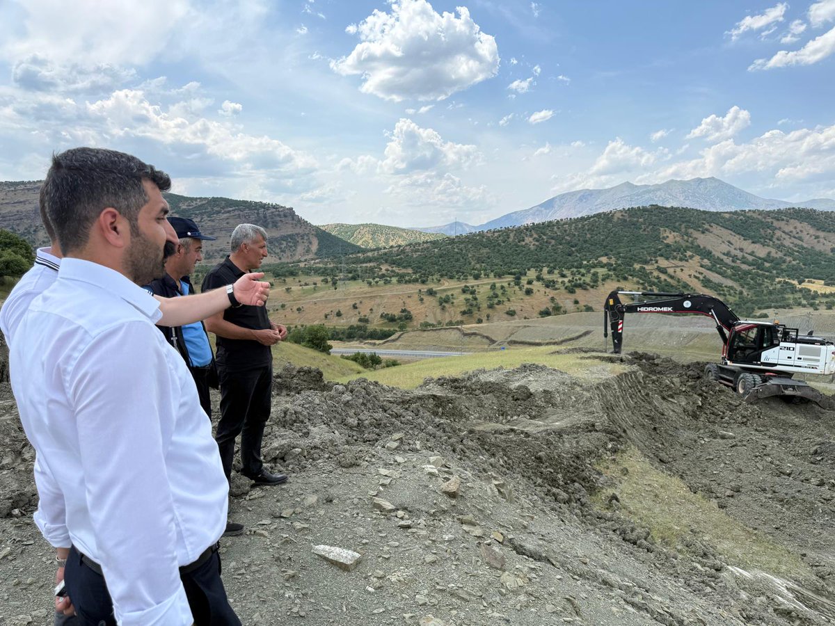 kulpbelediyesi's tweet photo. Eşbaşkanımız Murat İpek ve Meclis Üyelerimiz yapımı devam eden barınak çalışmalarını yerinde inceleyerek çalışmalarla ilgili teknik personellerden bilgi aldı.

Hevşaredarê me Murat Îpek û endamên me yên Meclîsê li cihê bûyerê xebatên çêkirina stargehê yên berdewam kontrol kirin û ji karmendên teknîkî der barê xebatê de agahî wergirtin.

@Fatmaaypasur l @Vet_Muratipek