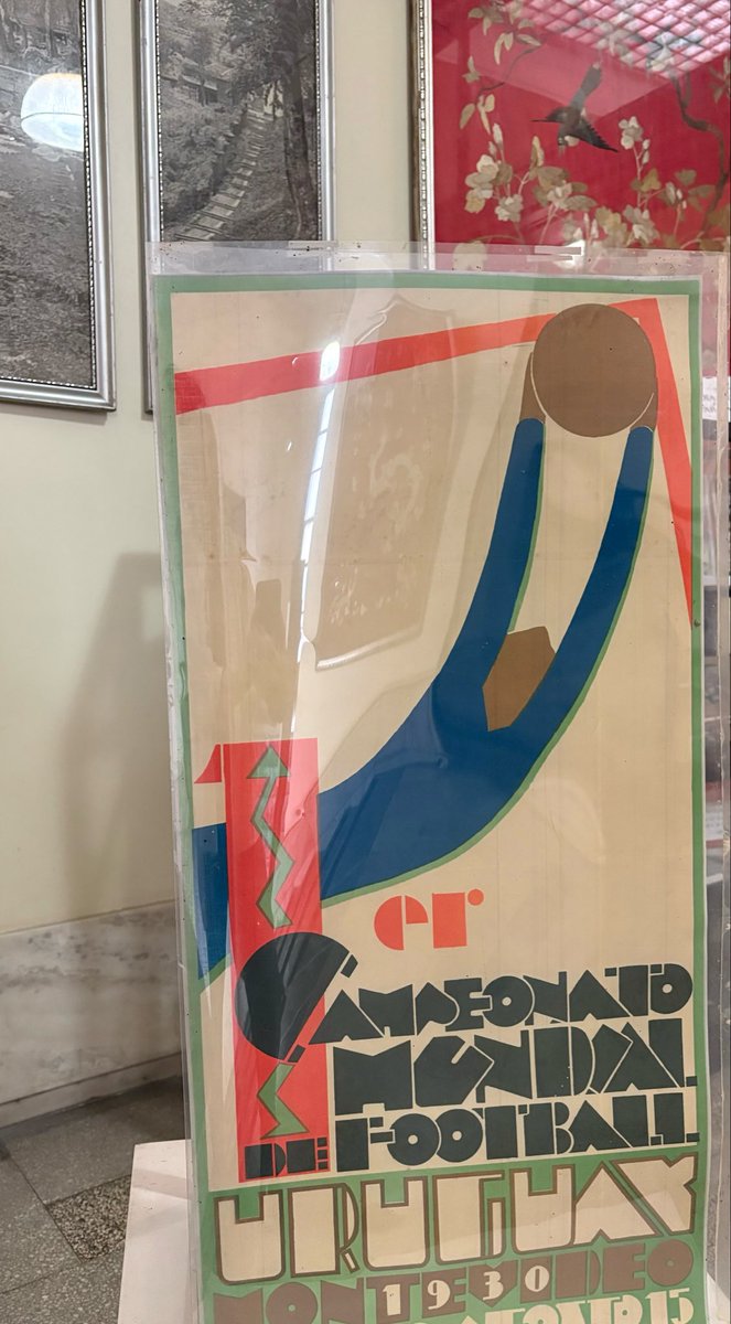 roschiapapietra's tweet photo. Cuando una de las bibliotecas más importantes del mundo comparte el afiche del primer Mundial, nos recuerda algo importante: en la Biblioteca Nacional del Uruguay @BNUruguay  conservamos el original.

Cuidar estas piezas es cuidar las formas en que un país se cuenta a sí mismo. https://t.co/gaJgoPOgaD