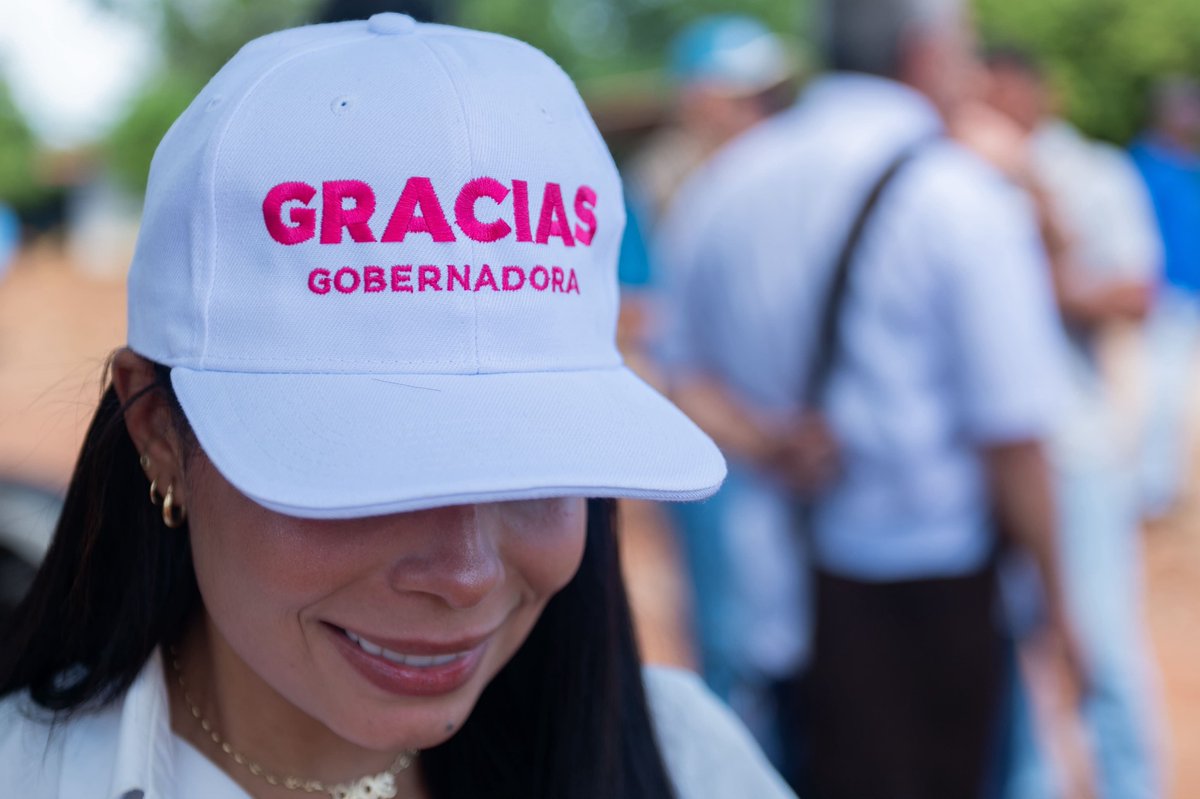 GobdelCesar's tweet photo. Los recursos de la obra son aportados por el Fondo Colombia en Paz a través de la ART, mientras que el Gobierno del Cesar garantiza los recursos para la interventoría. 

En Tierra Grata habitan 375 personas (101 firmantes de paz) y transitan cerca de 500 visitantes. Esta infraestructura desarrollará su economía, facilitando la comercialización de sus productos agrícolas, porcícolas, textiles y de zapatería.

Además, la vía será un eje clave para promover el turismo, permitiendo que esta comunidad le cuente al mundo cómo se construye reconciliación desde sus historias de vida. 

En el Cesar construimos un territorio de paz e Imparable.