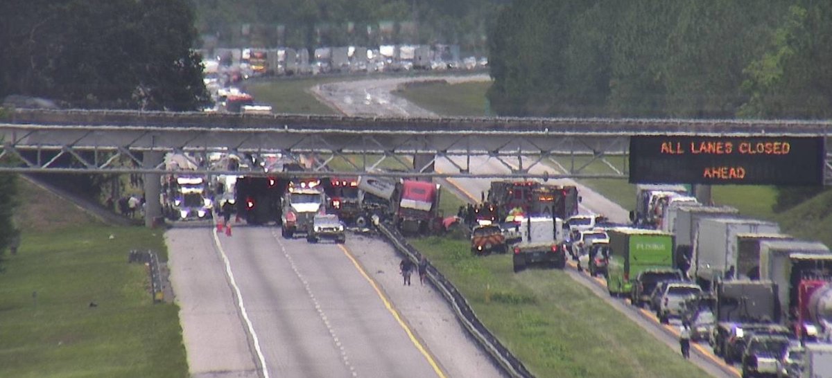 TeleTrafficCFL's tweet photo. Updated view of the major crash on Florida's Turnpike at MM208

NB &amp; SB Florida's Turnpike remains shut down. Unfortunately there is no way to turn around vehicles and the closure is going on 2 hours.  

Alternates: US-441 or I-95

#orlando #traffic #turnpike #floridasturnpike https://t.co/uYbAApCKGs