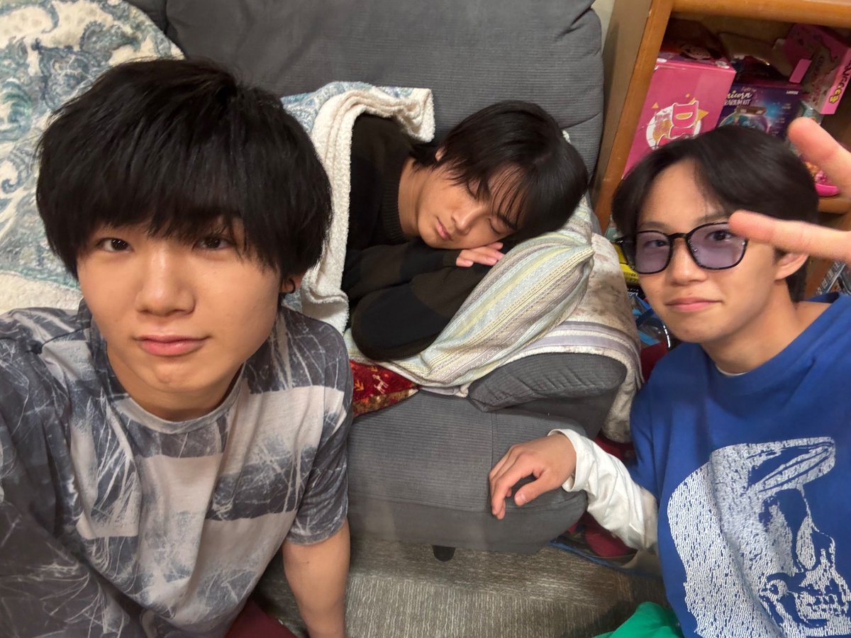 tatsuki_ntv's tweet photo. #タツキ先生は甘すぎる！

寝るフリのはずが...
本当に寝ちゃった蒼空💤

それを撮る壮哉と啓斗でした🤳

TVer第9話見逃し配信中✨
https://t.co/cwO2K0urfn

Hulu全話配信中🍀
https://t.co/BpRpN04Yz8

⋆͛🎨【最終回】𝟔月𝟏𝟑日(土)よる𝟗時🎨⋆͛
町田啓太
寺田心
山岸想
金光泰市 https://t.co/VLiQvRg1vr
