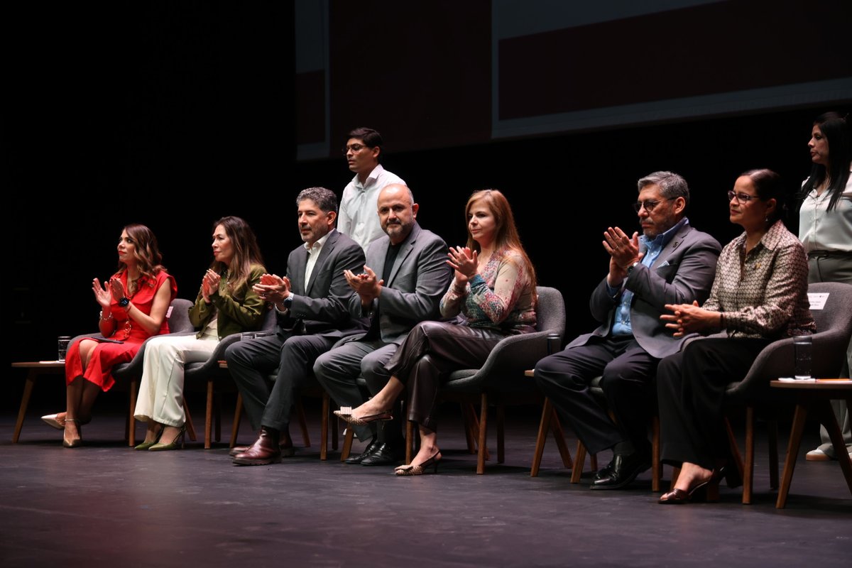 ANUIES's tweet photo. Durante la inauguración del Foro Regional Centro-Occidente “La vida frente a la pantalla: el impacto de los dispositivos digitales en las juventudes mexicanas” en Guadalajara, el Dr. Luis González Placencia advirtió que la humanidad atraviesa una transformación donde el concepto tradicional de individuo ha dado paso al "dividuo", un ser fragmentado que habita múltiples contextos digitales.