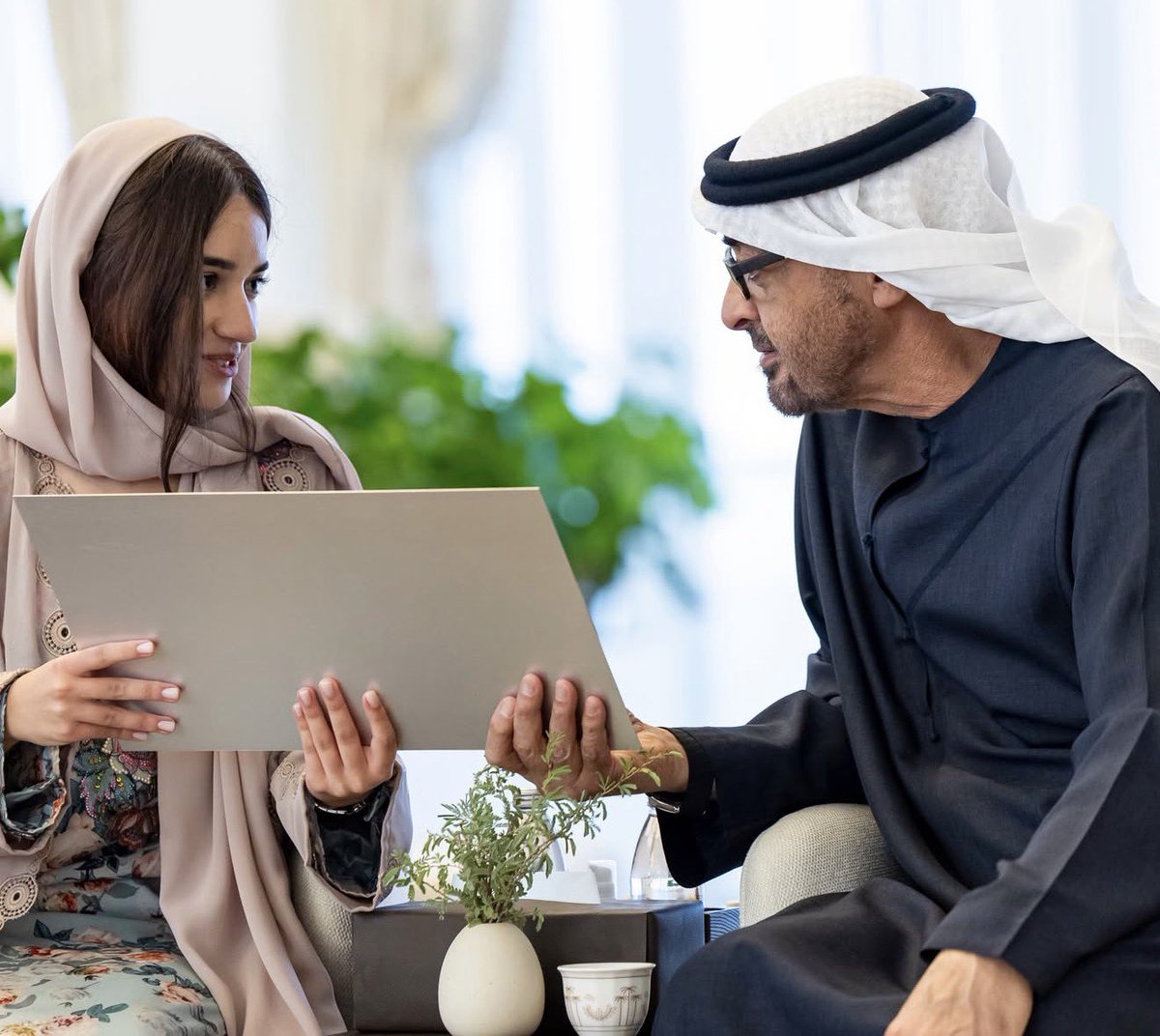 Forsan_UAE's tweet photo. استقبال استثنائي لقِمة طموح إماراتية 🇦🇪
التقى صاحب السمو الشيخ محمد بن زايد رئيس الدولة "حفظه الله" بالبطلة فاطمة العوضي، أصغر عربية تتسلق قمة "فينسون" بالقطب الجنوبي، وأصغر إماراتية تبلغ قمة "إلبروس" بأوروبا. 

تكريمٌ يجسد دعم القيادة المُلهم للمبدعين.✨
@MohamedBinZayed https://t.co/7tIBhl6Qsf