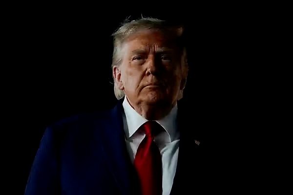 IranDeskLive's tweet photo. 🚨 Trump Warns: US Will Hit Iran Again 🔥

Tehran stalling deal, says Trump.

#Trump #Iran #BreakingNews https://t.co/XAqzKcxkxM