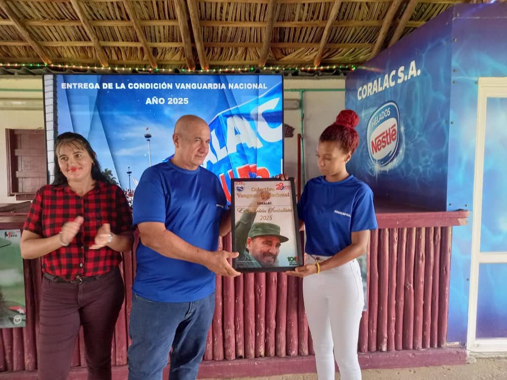 YeslenSamon's tweet photo. Merecido reconocimiento para el colectivo de la empresa Coralac S.A por haber obtenido la condición de Vanguardia Nacional. Muchas felicidades!!! #CreceConCoralsa #DePieYCombatiendo #ManosYCorazon https://t.co/3VTLjnJ66t